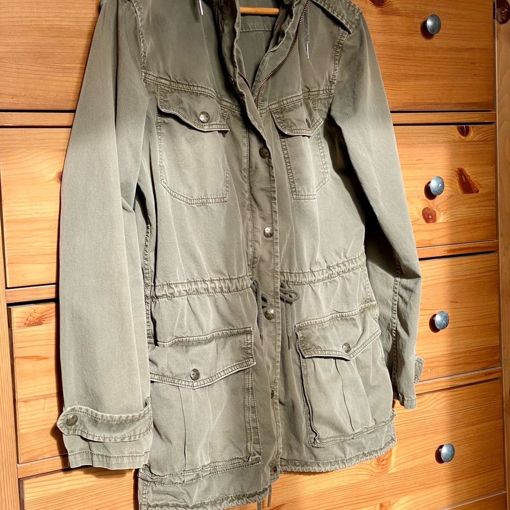 Aritzia - Talula Green Utility Jacket with Classic Collar and Mid-Length Cut